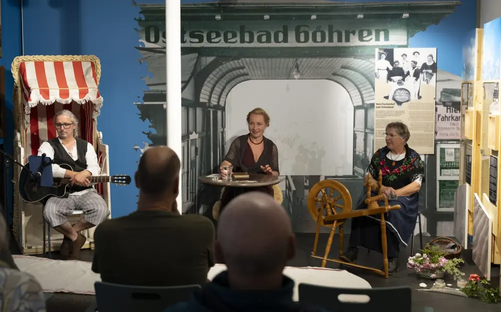 Poster: NIVELLIERARBEIT DER ZEIT – Nach dem Roman von Ina Rex – Eine musikalisch-szenische Lesung – Theater NordNordOst –