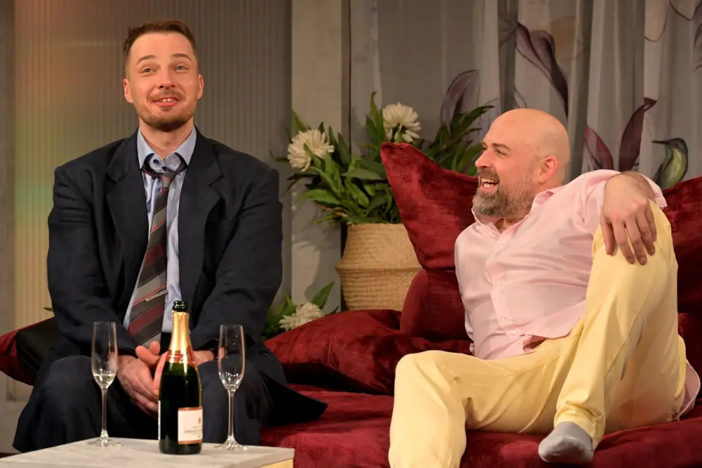 Poster: ZWEI MÄNNER GANZ NACKT – Komödie von Sébastien Thiéry